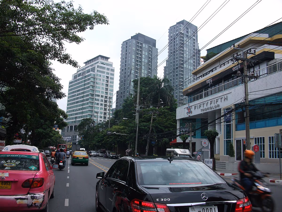 Rue animée de Thong Lo à Bangkok avec gratte-ciel et taxis