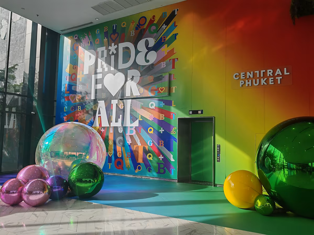 Entrée du centre commercial Central Phuket avec fresque arc-en-ciel Pride For All et ballons