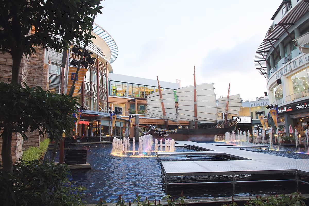 Cour du centre commercial Jungceylon avec fontaines et façade de navire pirate à Patong, Phuket