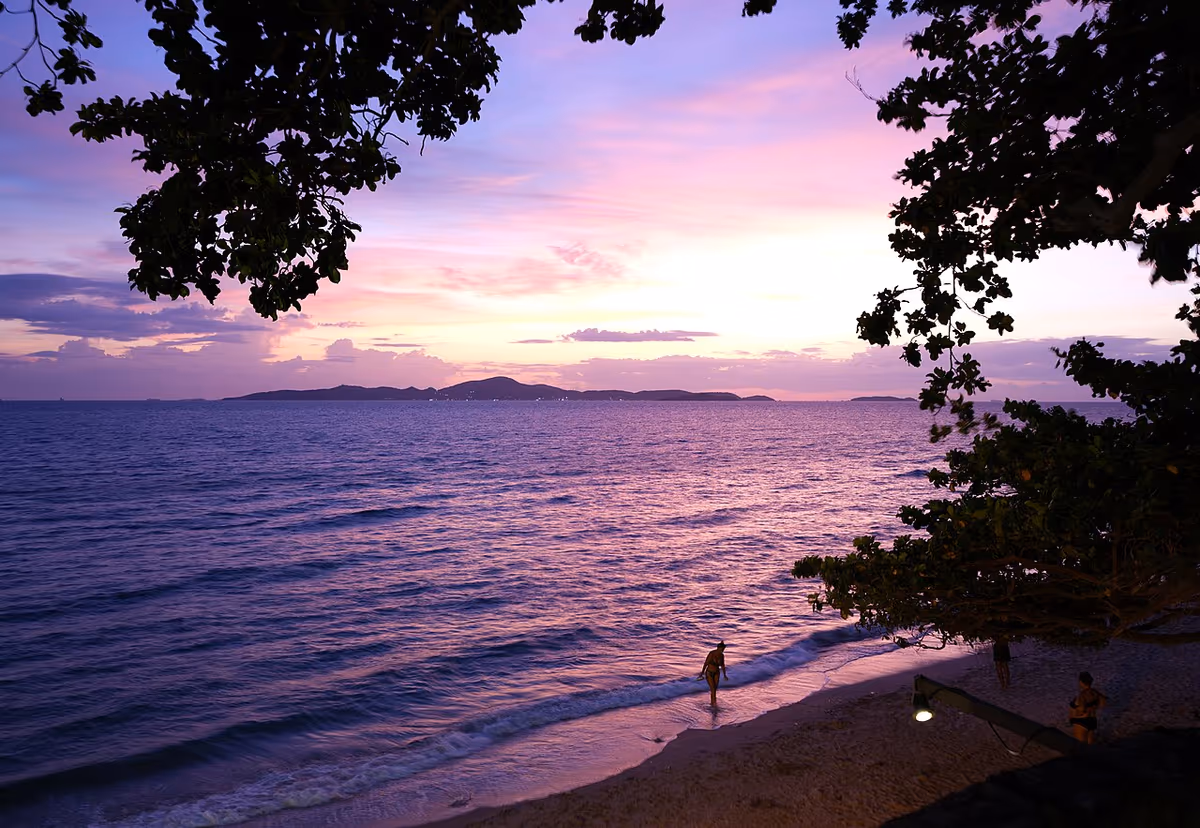 Coucher de soleil sur la mer depuis la plage de l'île de Koh Larn près de Pattaya, Thaïlande
