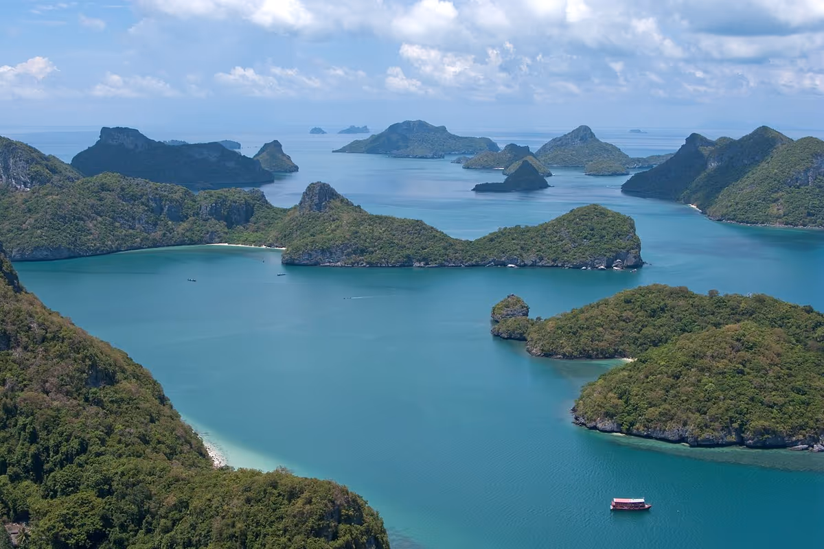 Vue aérienne des îles du parc marin d'Ang Thong avec eau turquoise et bateau touristique