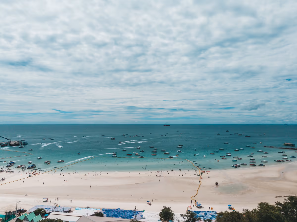 Vue aérienne de la plage de Pattaya avec des bateaux sous un ciel nuageux