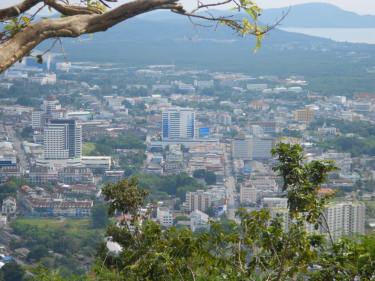 Vue en hauteur sur le centre-ville de Phuket Town avec immeubles et baie au loin