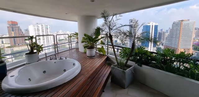 Moon Tower Sukhumvit 59
