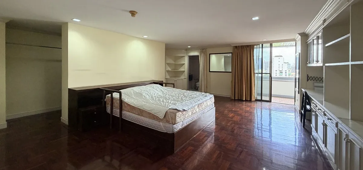 Oriental Towers Ekkamai 12 12