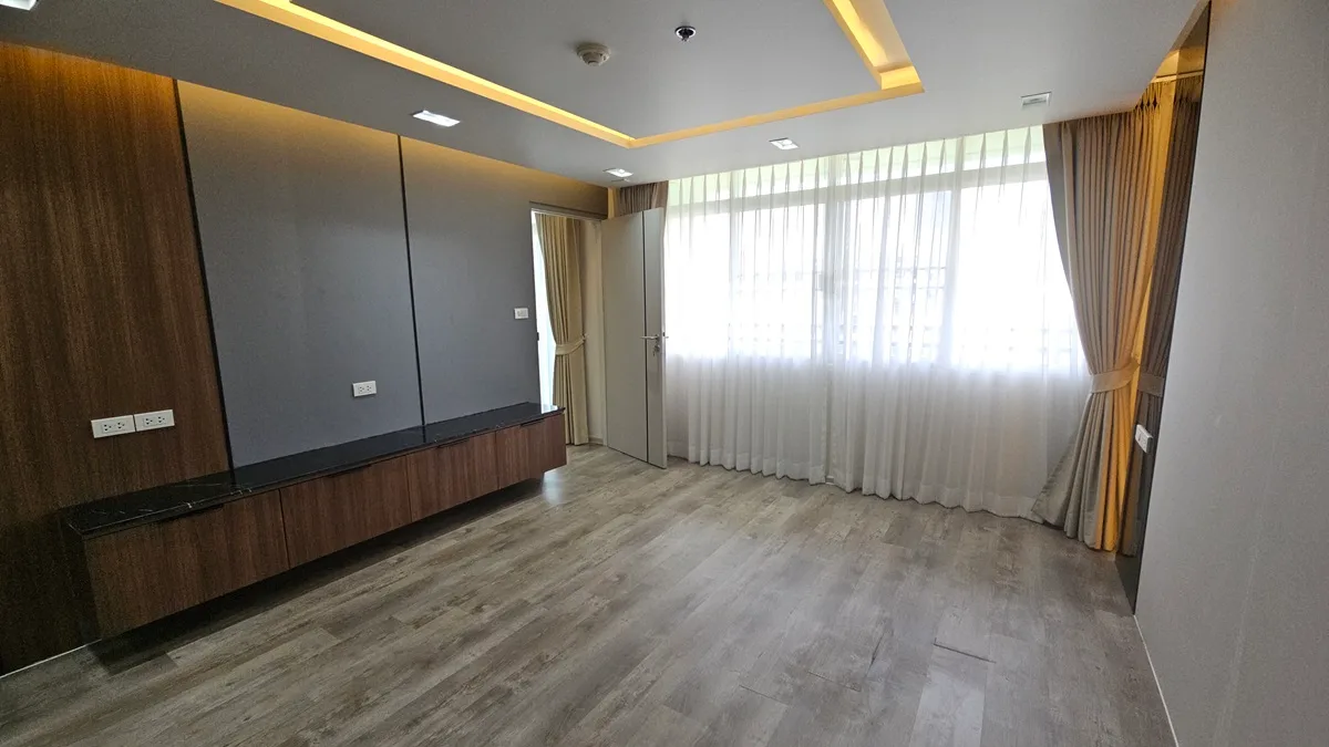 Pabhada Silom 11