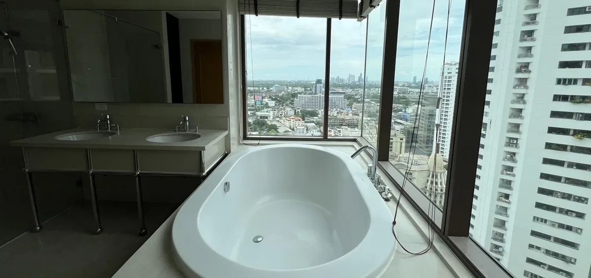 The Emporio Place Sukhumvit 24 7