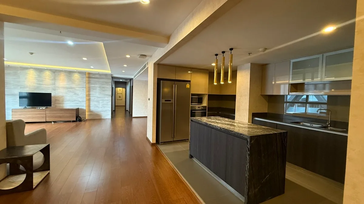 The Hudson Sathorn 7 11