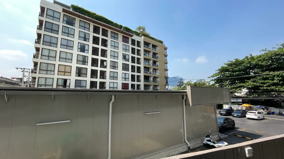 Trapezo Sukhumvit 16 2